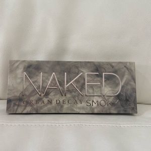 NWT 💨URBAND DECAY NAKED SMOKY EYESHADOW PALETTE💨